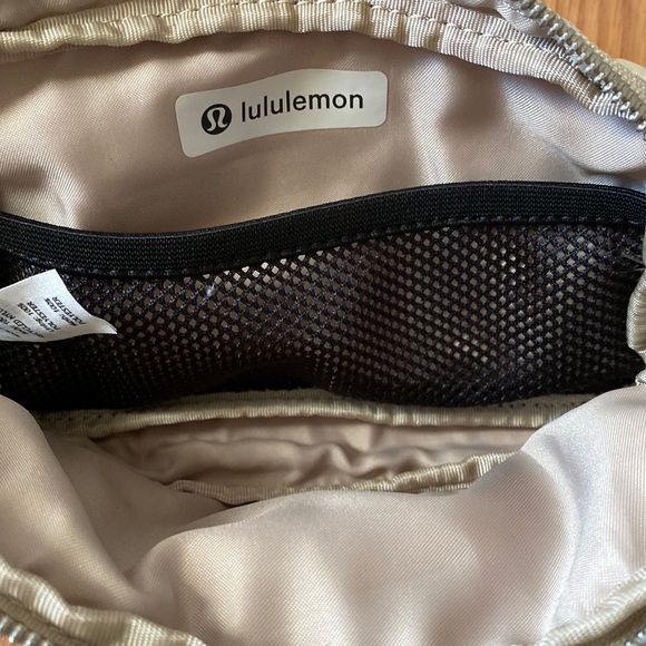 ❤️ Lululemon Everywhere Cross Body Bag Trench/White Opal - Picture 6 of 7